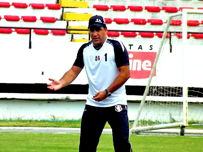 Sem ansiedade, Martelotte considera 'uma grande vantagem' o time jogar no Arruda, diante do torcedor.