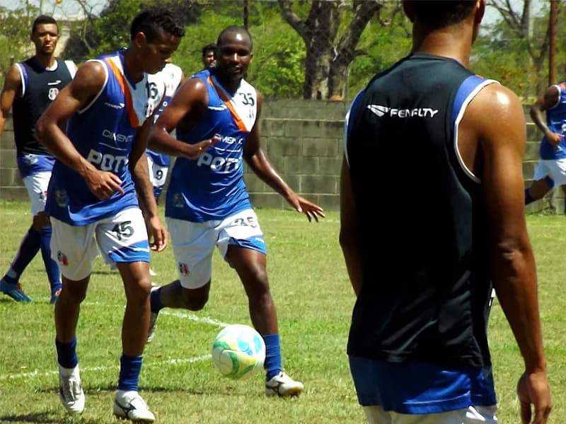 Sob forte calor, Santa Cruz encerra preparação em Campinas/SP.