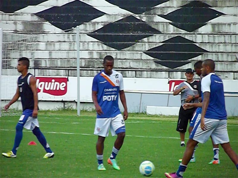 Atletas Corais começam preparação para jogo com Vasco na Arena PE.