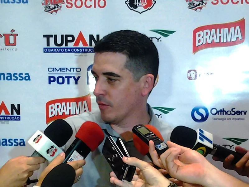 Constantino Júnior, após conversa com elenco: "Agora, é reunir forças em busca desse acesso".