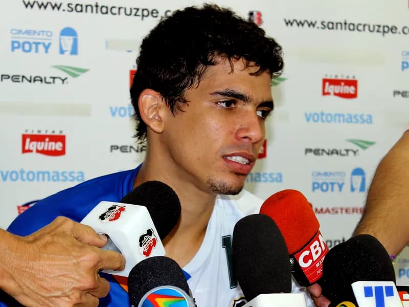 Natan quer disputar 100º jogo com vitória na Arena PE e entrada no G4.