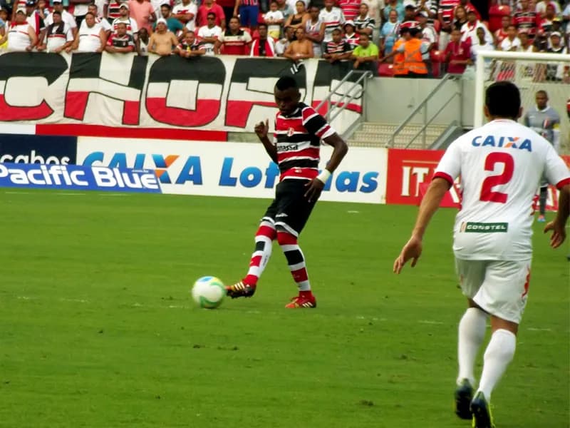 Tropeço não tira foco do acesso, segundo Sandro Manoel.