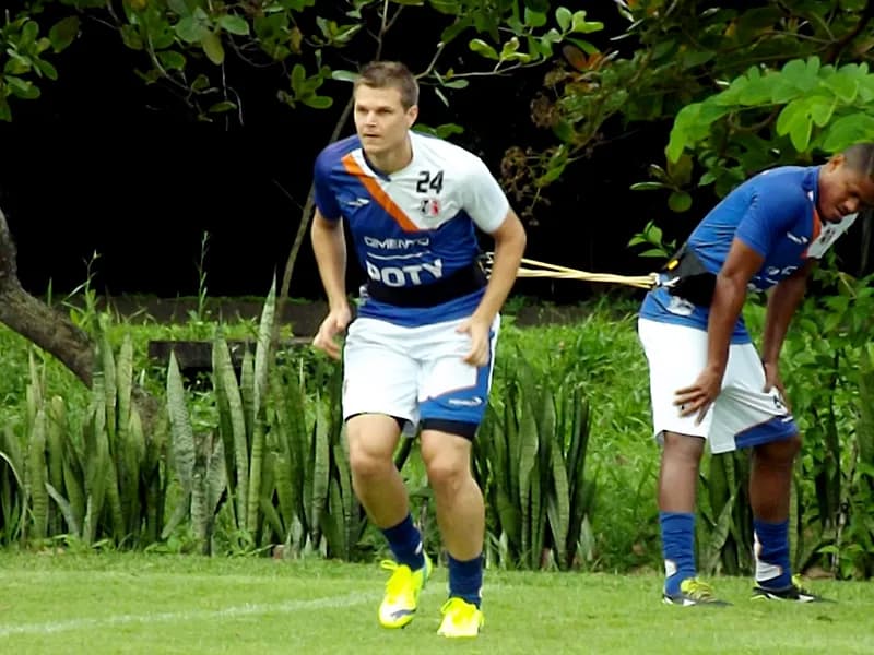 Zagueiro Alemão trata de rechaçar favoritismo Coral na Arena PE.