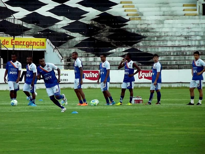 Técnico-tático na tarde desta quarta-feira no José do Rego Maciel.