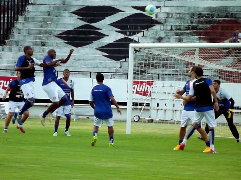Coletivo tático com mudanças no time titular.