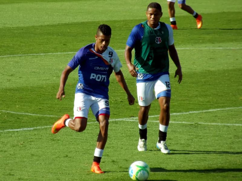 Diante do Bragantino, um ataque a 120 "Kenos" por hora
