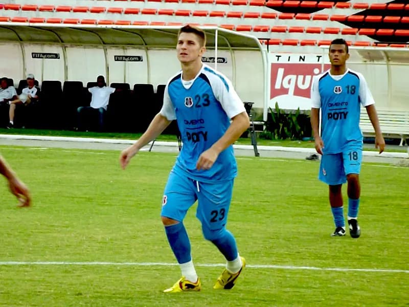 Léo na expectativa de substituir Natan.