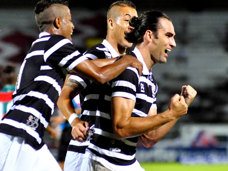 Léo Gamalho: Artilheiro do Centenário supera marca de 32 anos.