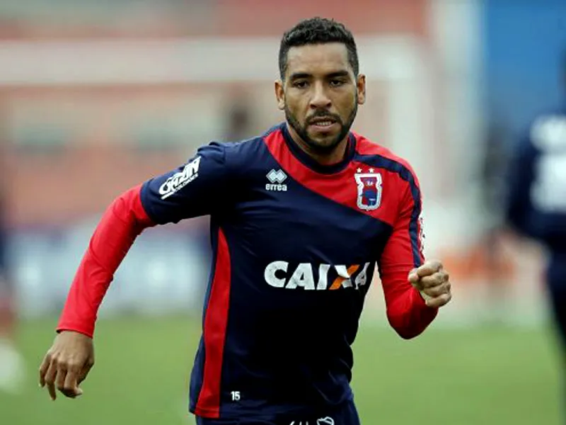 Volante assina contrato e é oficializado como 3º reforço para 2015.