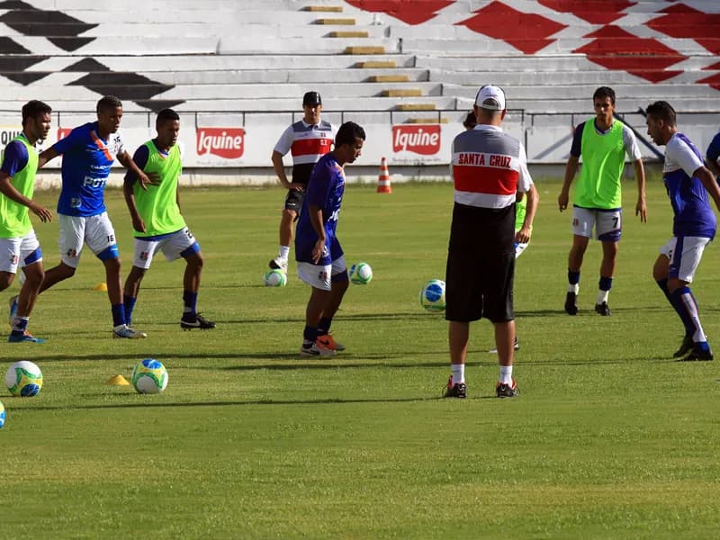 Quinta-feira com trabalhos em dois períodos no Arruda.