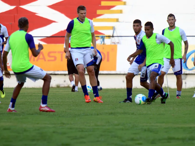 Testes físicos e bola na reapresentação Coral.