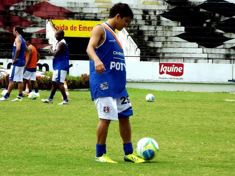 Renatinho começa 2015 podendo voltar à lateral-esquerda.