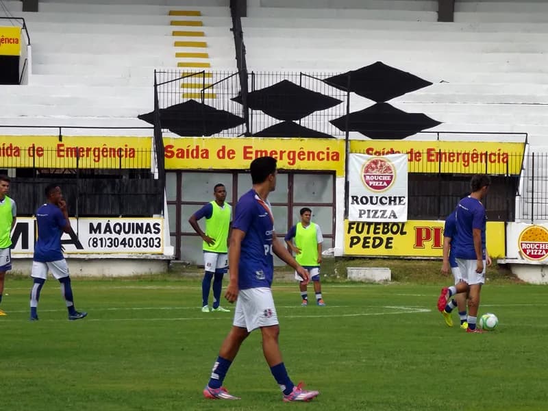 Sábado: Treino tático com mudanças no time titular.
