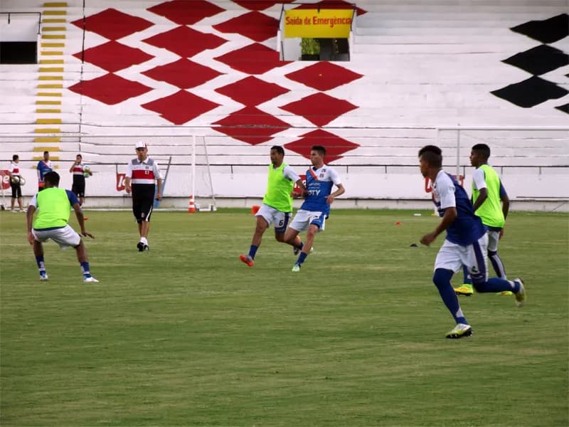 Técnico Ricardinho faz mais um treino tático, visando estreia.