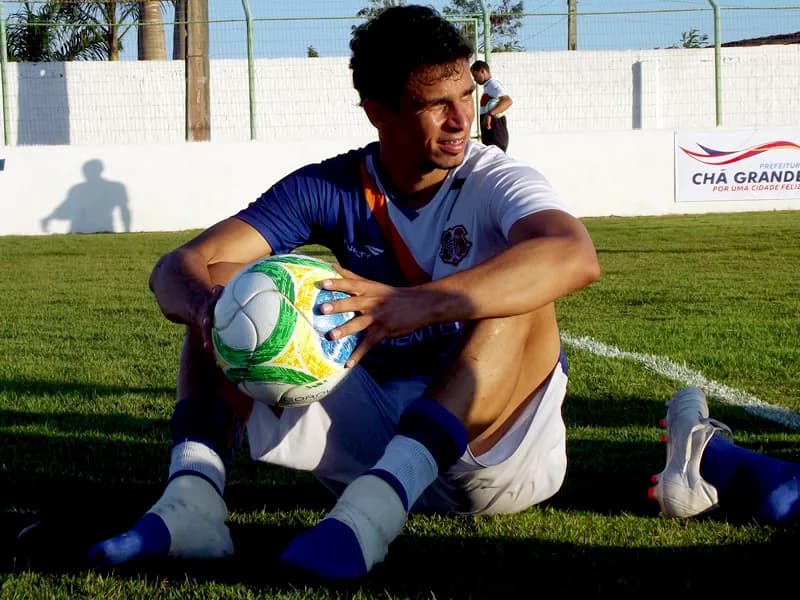 Diretoria faz acordo com volante Memo e atleta é liberado.