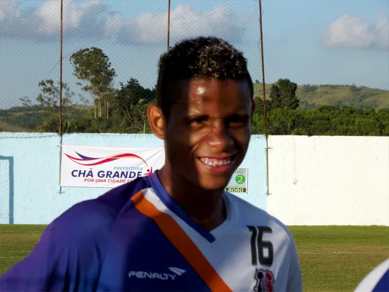 Everton Sena ganhando oportunidade de estrear ao lado de Danny Morais.