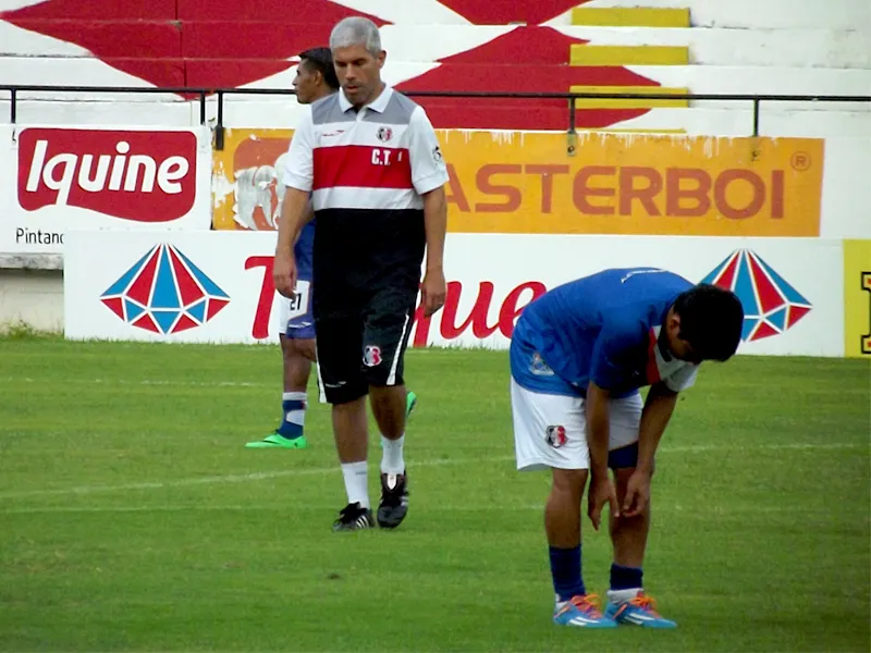 Técnico Ricardinho comandou coletivo, mas não definiu o time.