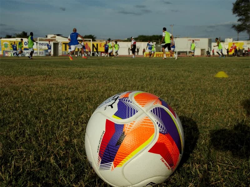 Atletas fazem reconhecimento de gramado no Pereirão.