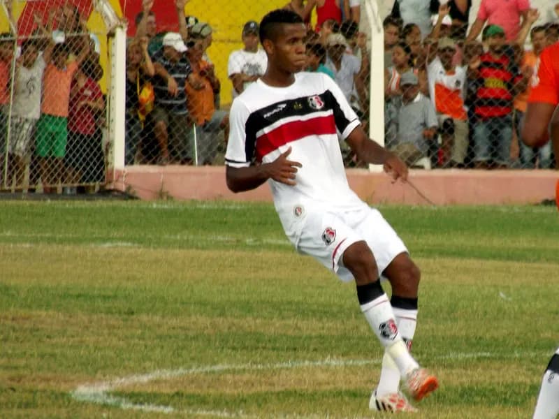 Zagueiro Everton Sena é emprestado ao Boa Esporte/MG.