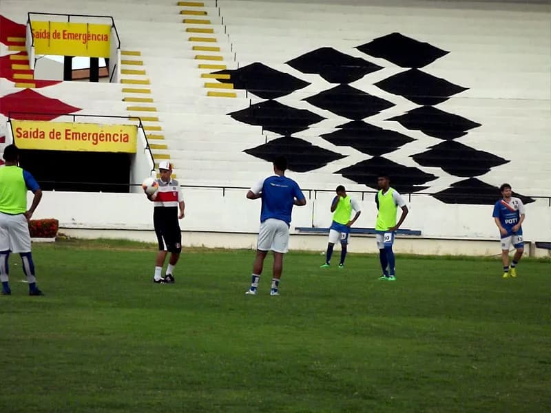 Santa Cruz encerra treinos, em Recife, para jogo com o Central.