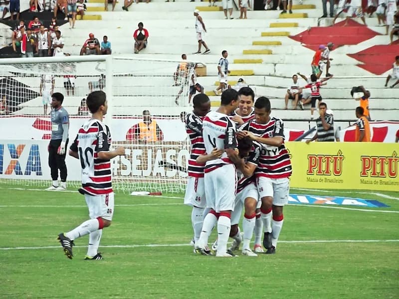 'Parabéns pra você': Santa Cruz vence Campinense (2x0), se classifica e volta à liderança