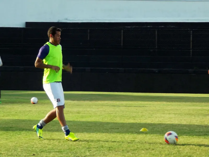 Lacerdão: Betinho, de volta à titularidade, onde estreou fazendo gol.