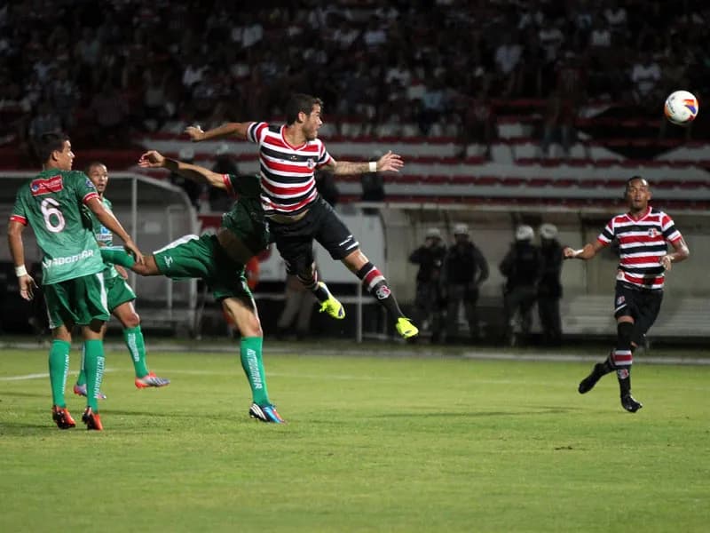 Betinho lamenta travessão e derrota, mas já fala em reabilitação no clássico.