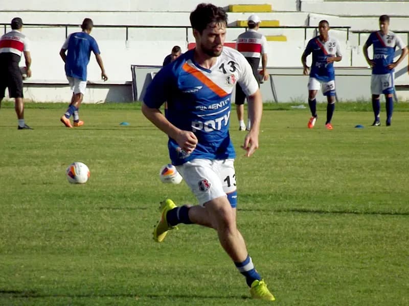 João Paulo elogia concorrência por vaga na equipe titular
