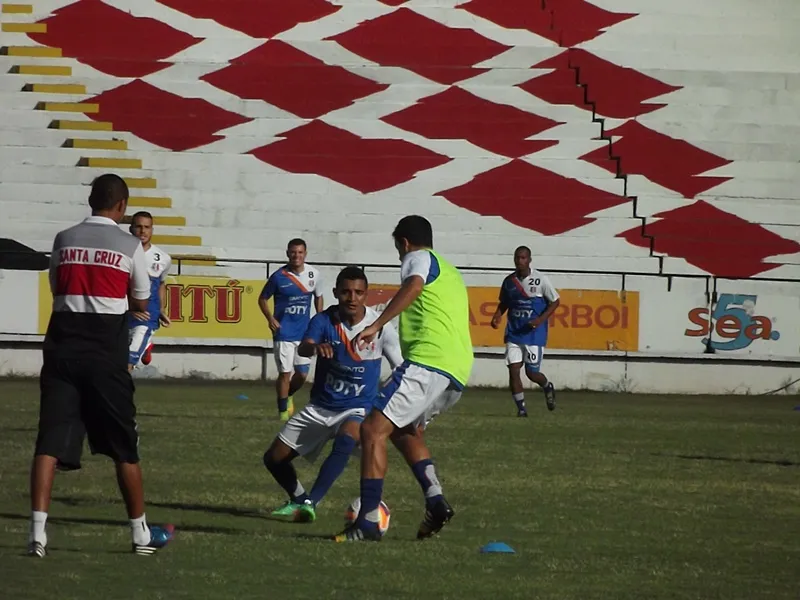 Portões fechados marcam último treino antes do clássico
