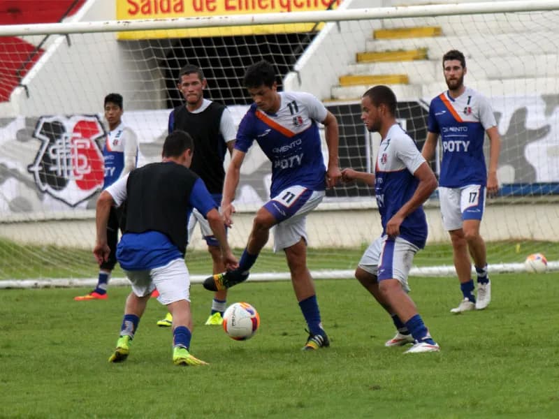 Elenco coral retorna aos trabalhos com bola