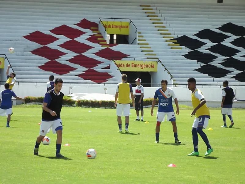 Elenco faz último treino no Recife antes da partida contra o Salgueiro