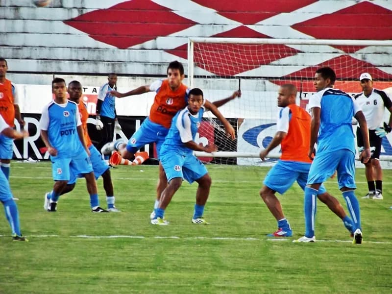 Treino tático define time que começa contra o Petrolina.