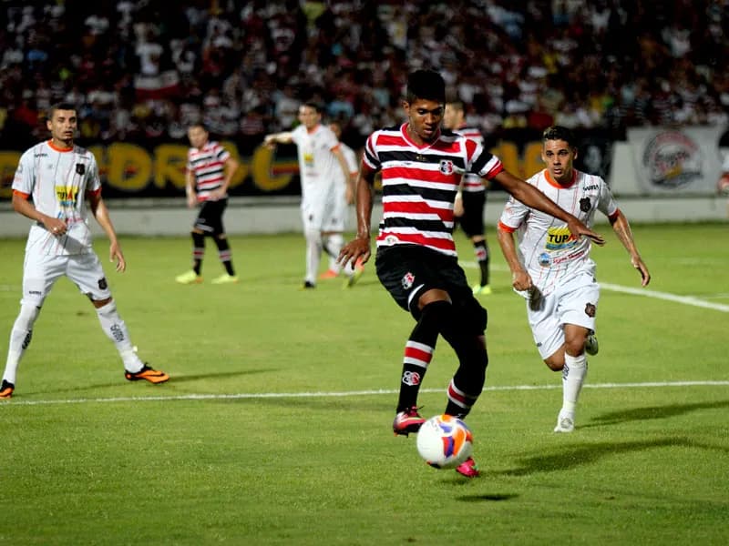 Meia Raniel, entra, desequilibra e marca primeiro gol como profissional.