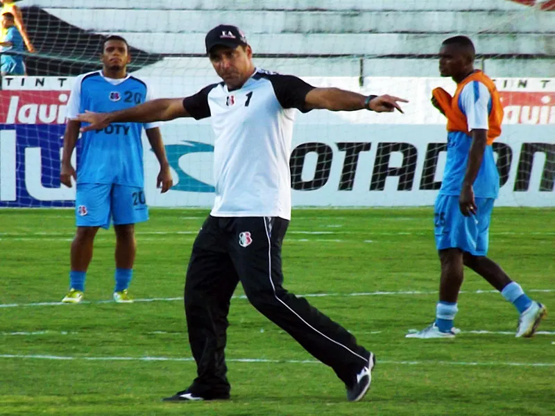 Técnico Martelotte: 'Esse jogo com o Petrolina se tornou fundamental.'