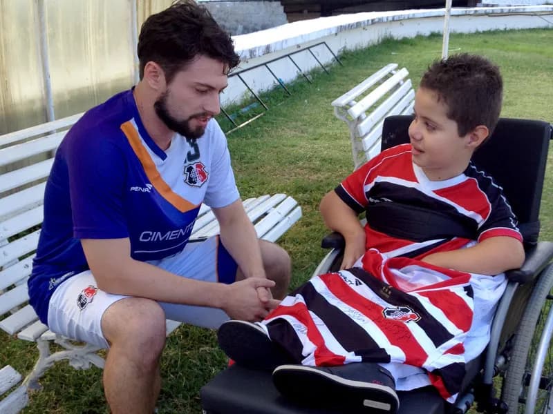 Gesto: Meia João Paulo realiza sonho do garoto Cauã Angel