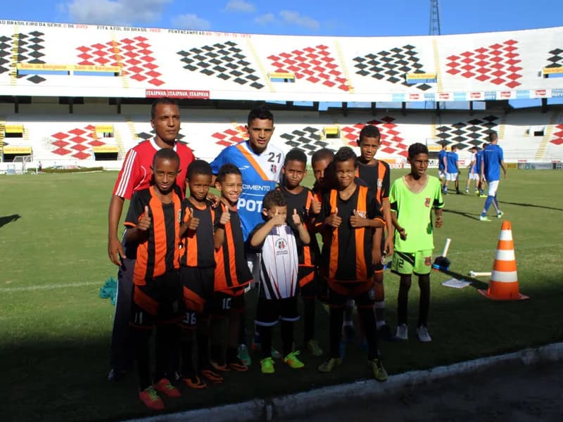 Atletas do Santa Cruz recebem crianças do Projeto Ronas Futebol Clube