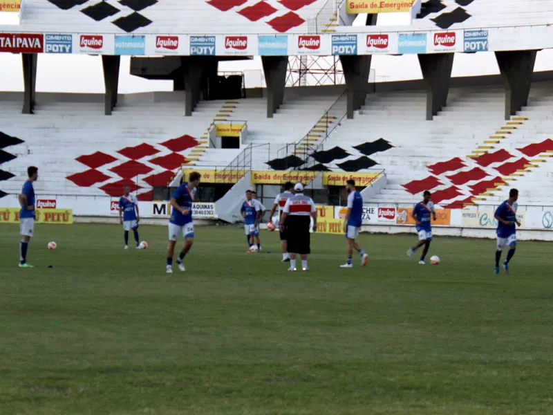 Atletas fazem parte do treino de portões fechados