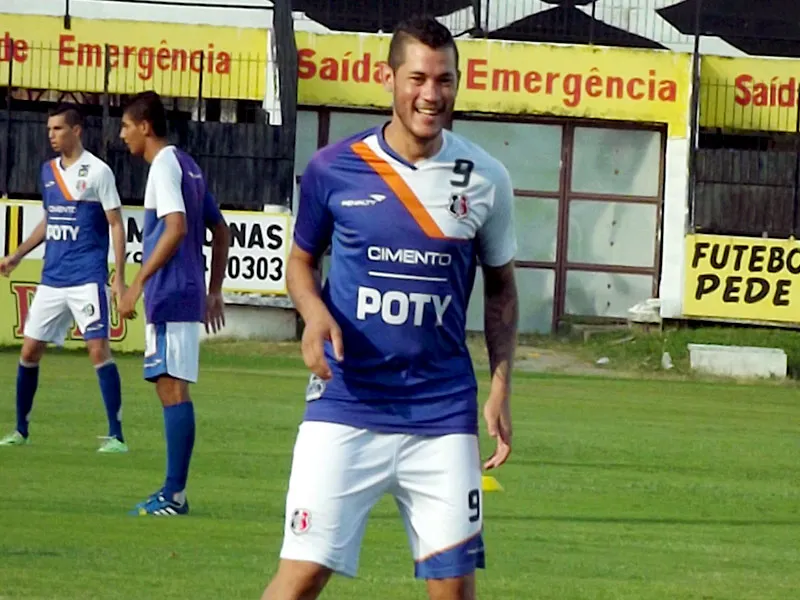 Artilheiro Coral feliz pelos gols e crescimento coletivo
