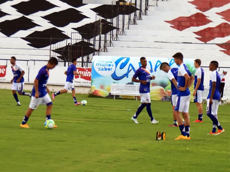 Ricardinho comanda penúltimo treino de portões fechados