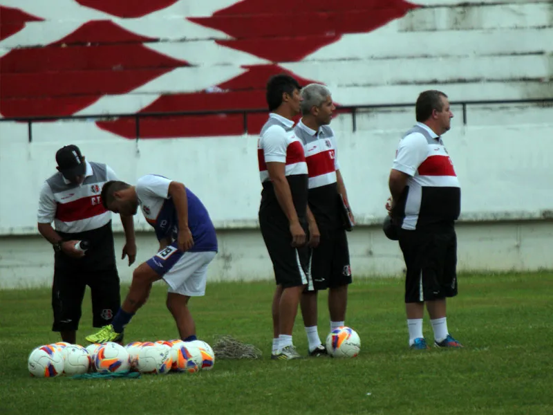 Ricardinho comanda treino de portões fechados