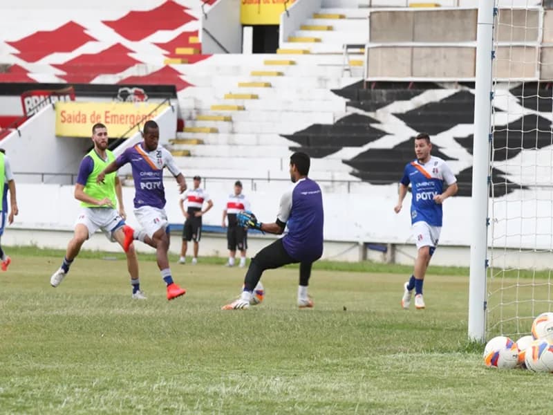 Elenco treina com novidades nas laterais