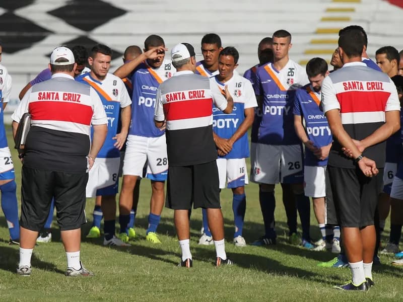 Portões fechados para treino no Arruda