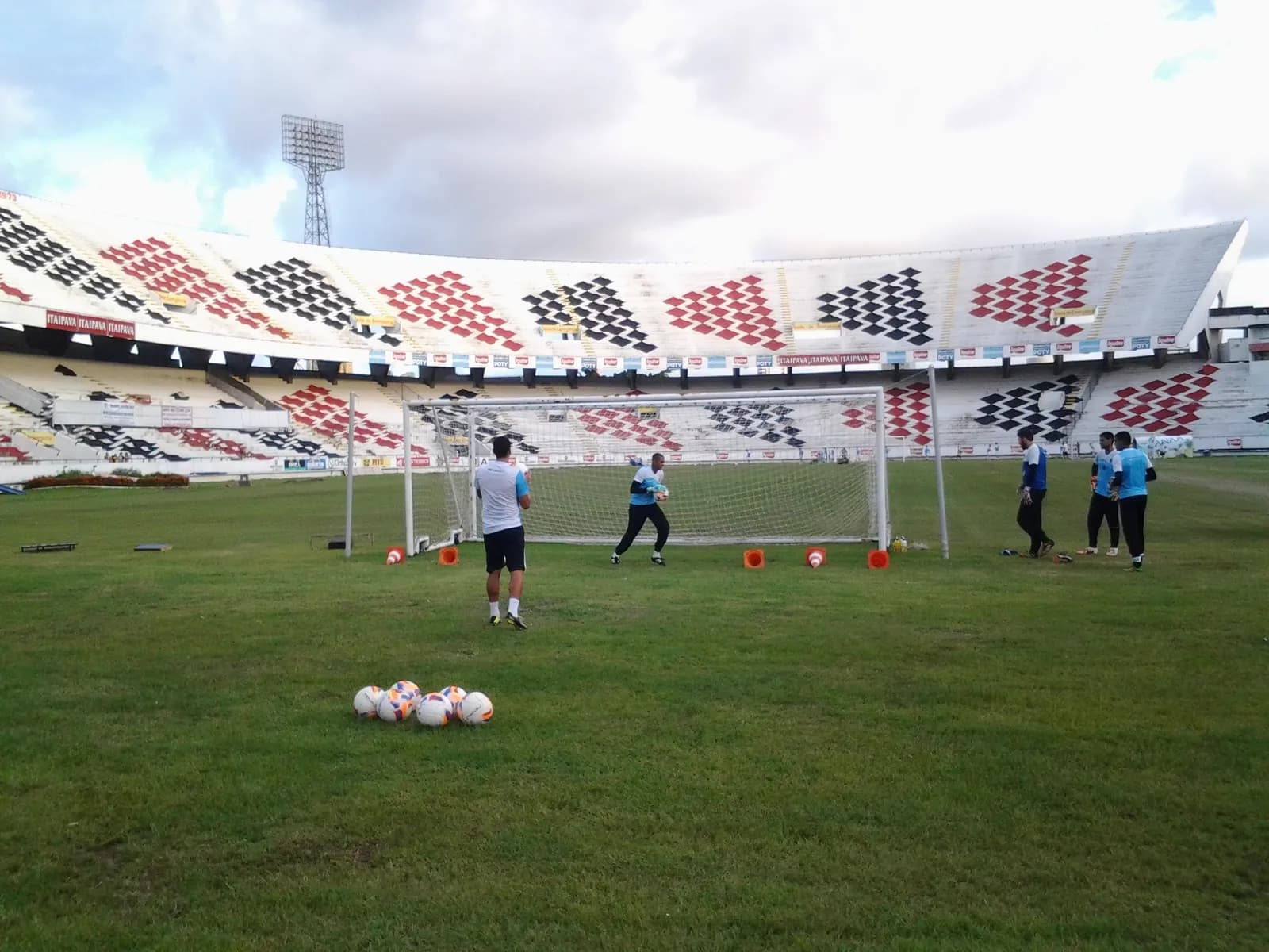 Tiago Cardoso retorna aos trabalhos com bola