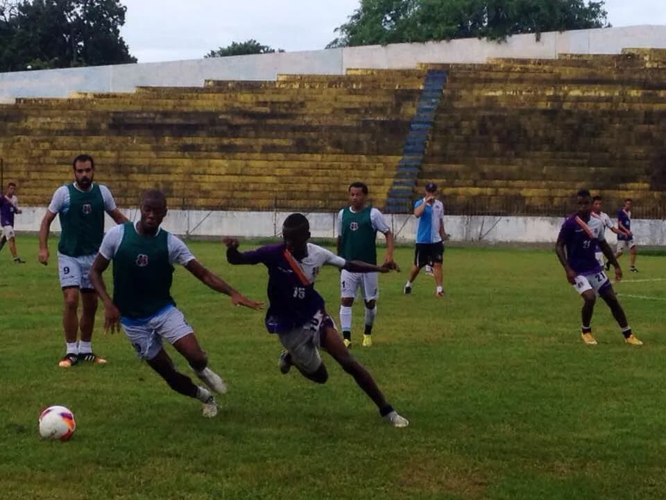 Dividido em dois grupos, elenco coral se reapresenta