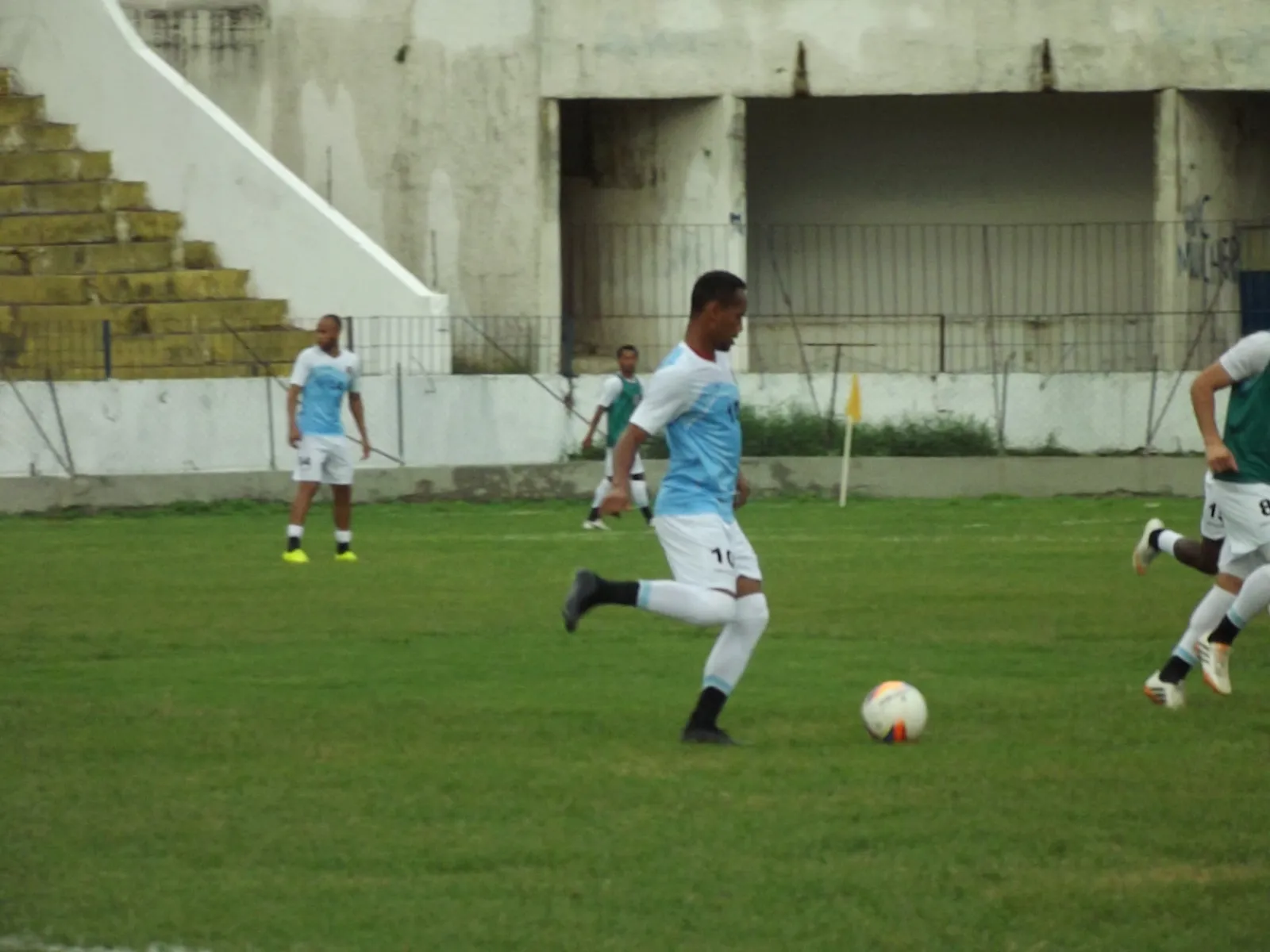Titular no treino, Waldison se diz pronto para ajudar