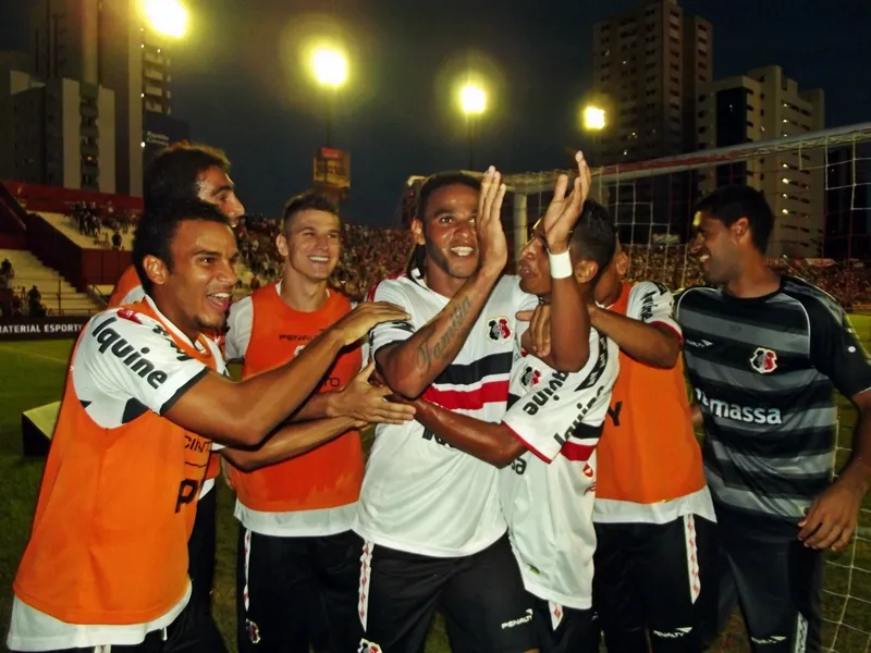 'TRI'-vitória: Quebra de tabu, liderança e classificação antecipada às Semifinais.