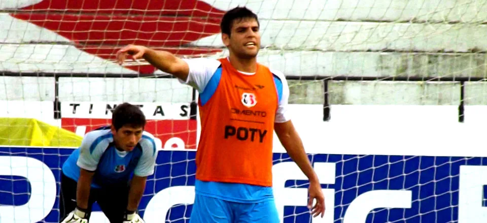 William Alves vive bom momento, de volta à titularidade.