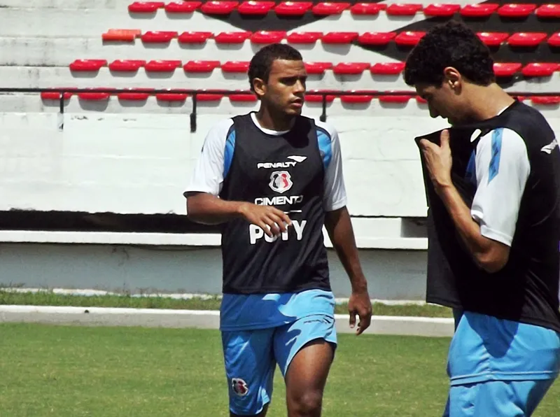 Netto Imperador substitui Dênis Marques diante do Gavião do Agreste.