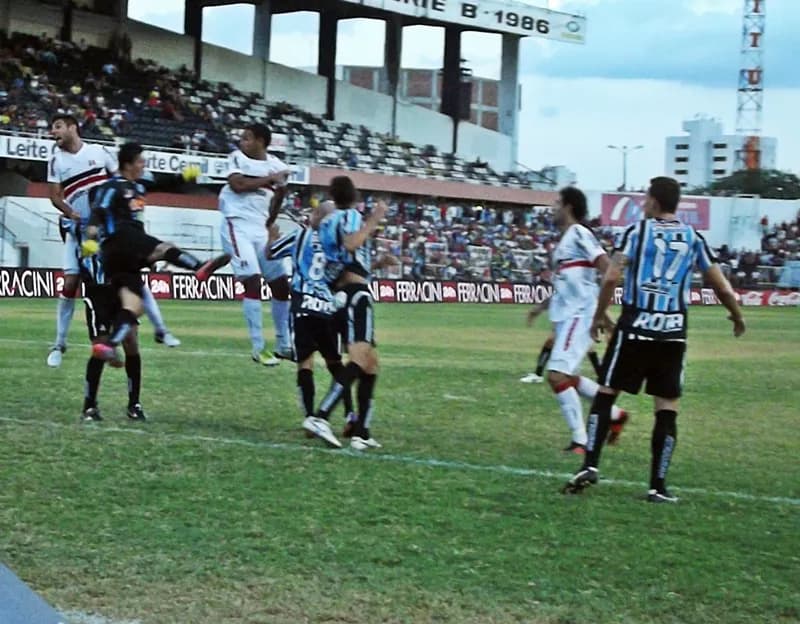 Santa Cruz fica no empate com Gavião do Agreste e, agora, é vice-líder.