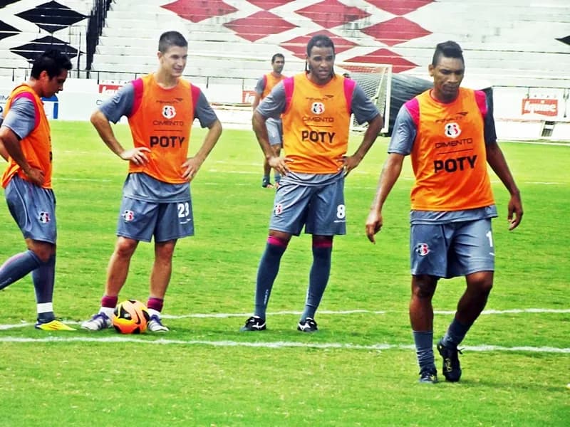 Treino com bola, pela manhã, teve presença de DM9